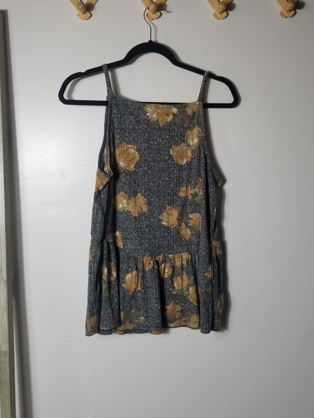 MAURICES WOMEN'S GRAY FLORAL RUFFLE-HEM SPAGHETTI STRAP TANK SIZE LARGE